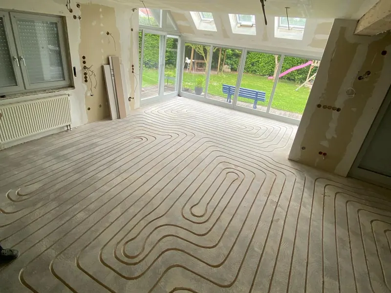 Wohnzimmer mit Terrassentür und fertig gefrästem Estrich