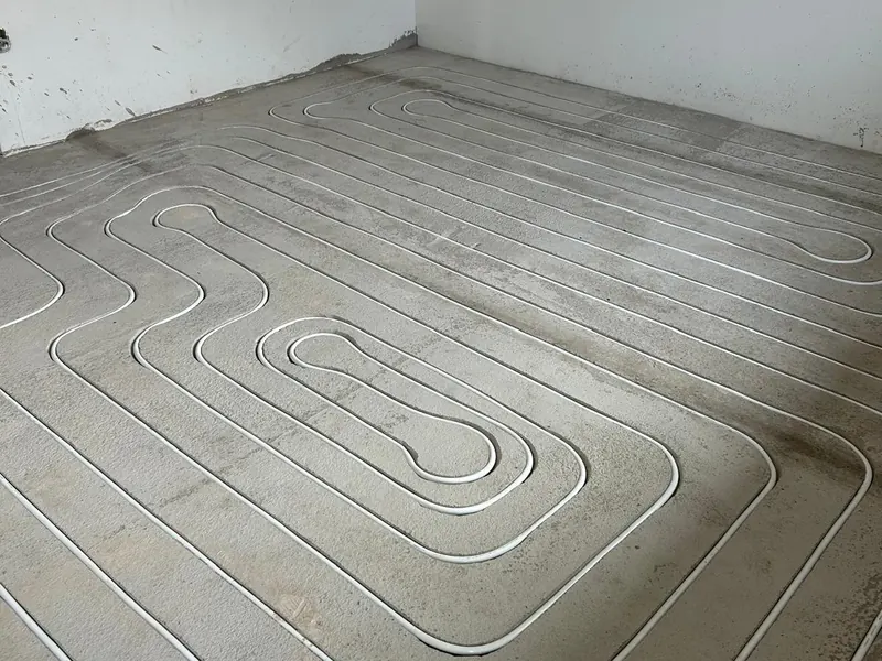 Detail der gefrästen Kanäle mit verlegtem Aluminium-Verbundrohr