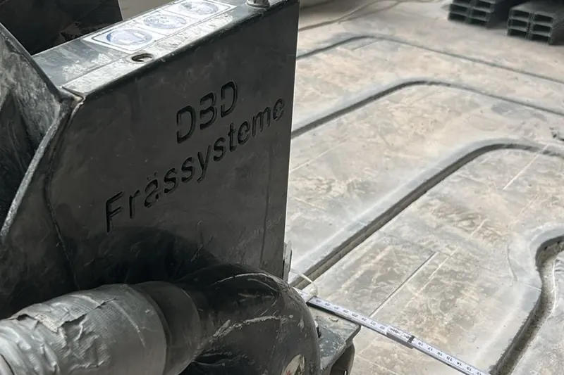 Frisch aufgezogene Ausgleichsmasse ergibt eine spiegelglatte, belagsfertige Bodenfläche
