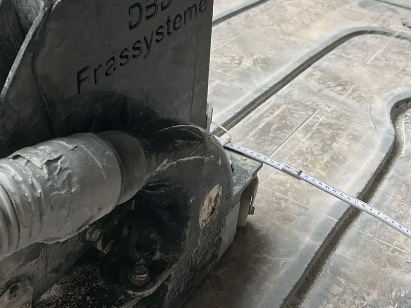 Mit Wärmeleitmörtel vergossene Heizkanäle – der Boden ist wieder eben und belagsfertig