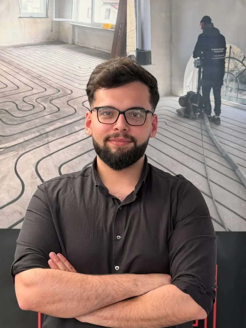 Teammitglied von DieBodenDocs vor gefrästem Boden